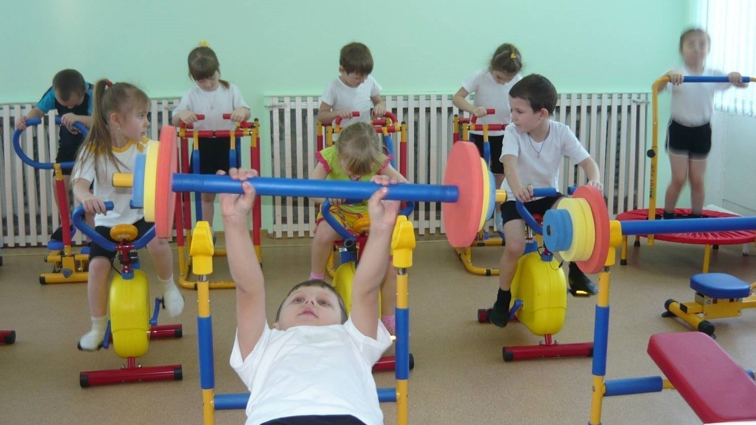 Физкультурное занятие в детском саду фото